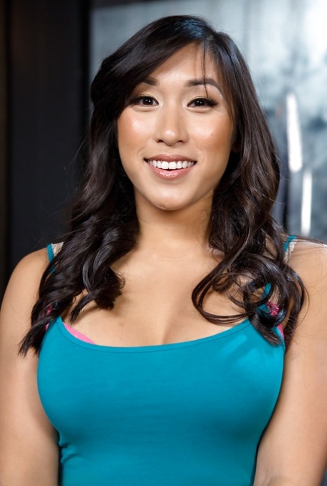 Mia Li high quality actress pics