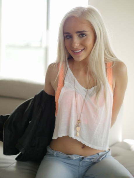 Naomi Woods beautiful actress pictures