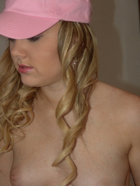 Amber Peach pornographic model image